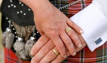 سيدة تعثر على خاتم زواجها بعد 50 عاماً من فقدانه